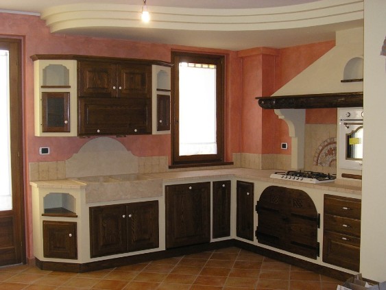 Cucina Castagno con muretti tinteggiati Cucina castagno con muretti tinteggiati